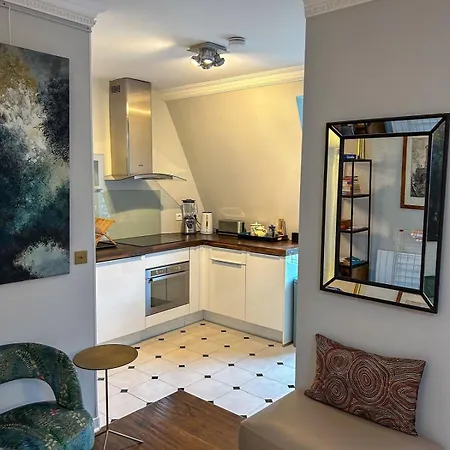 Hideaway Retreat Eiffel Tower Apartment